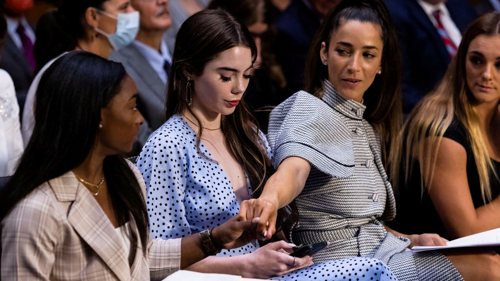 Gimnastes olímpiques, entre elles Simone Biles, a l’esquerra, declaren davant el senat pels pressumptes abusos sexuals de Nassar