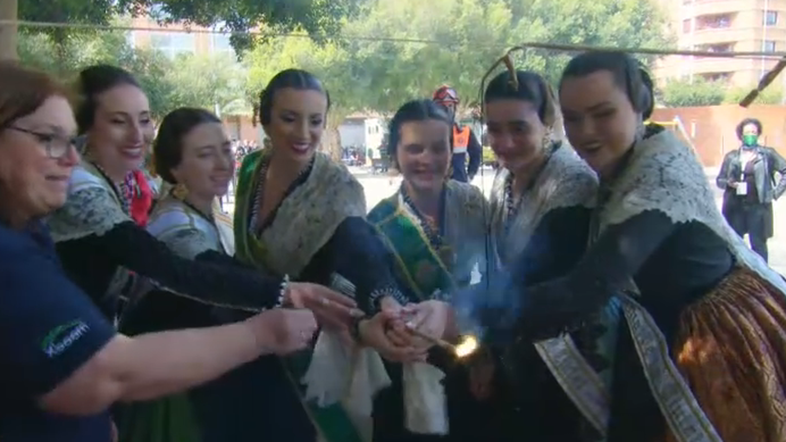 Moment en què les reines encenen la mascletà