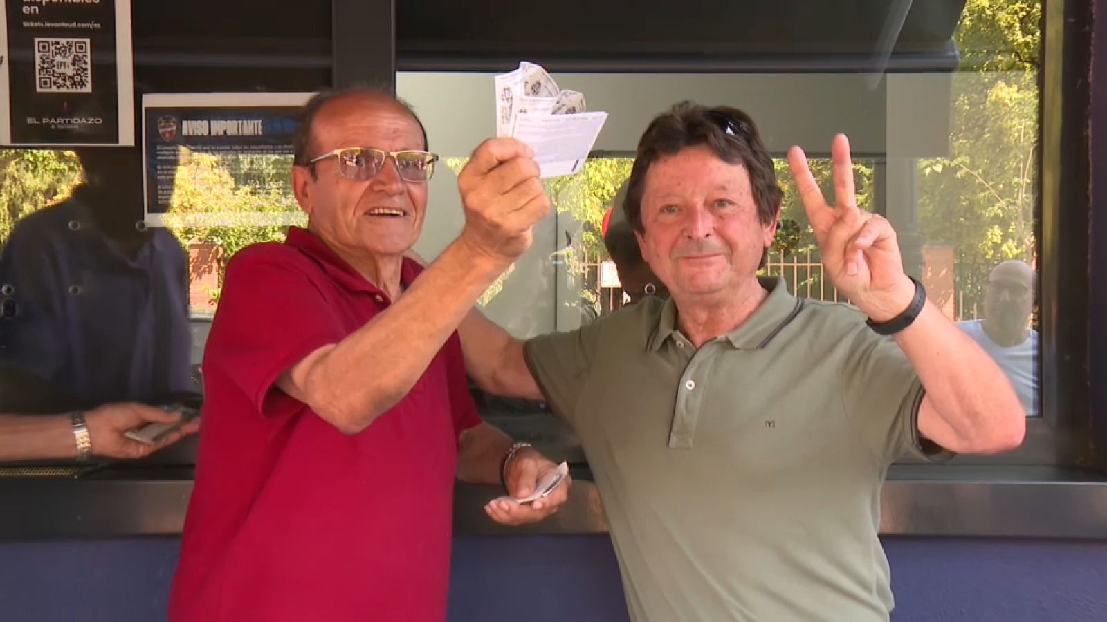 Dos aficionats del Llevant mostren les seues entrades per al partit per l'ascens contra l'Alabés