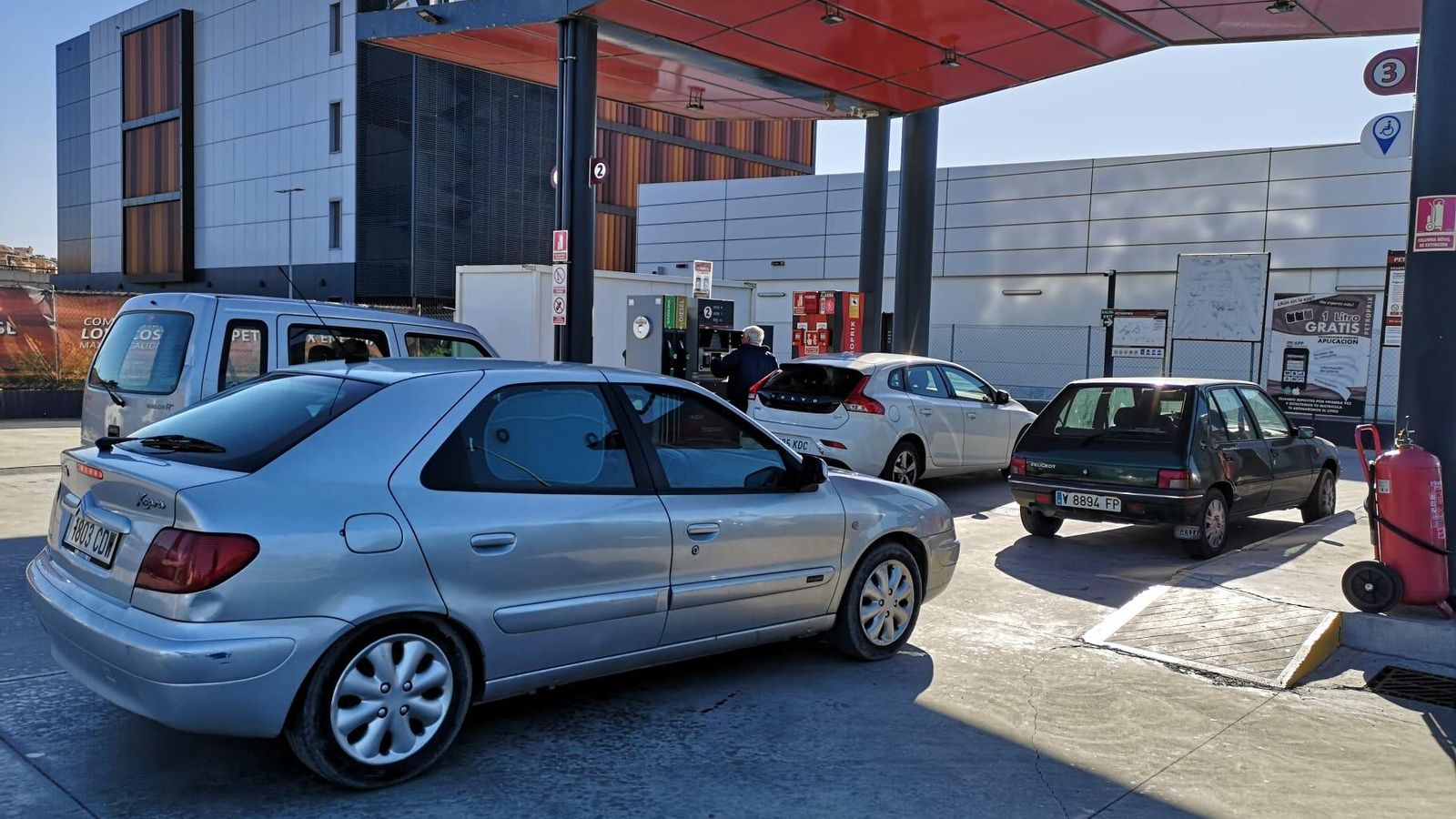 Cues en una gasolinera en el primer dia amb la bonificació de 20 cèntims en el preu dels combustibles
