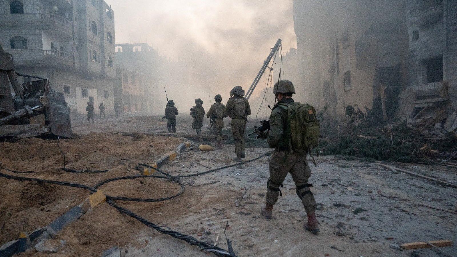 Soldats israelians patrullen per una zona indeterminada de la ciutat de Gaza Soldats israelians patrullen per una zona indeterminada de la ciutat de Gaza