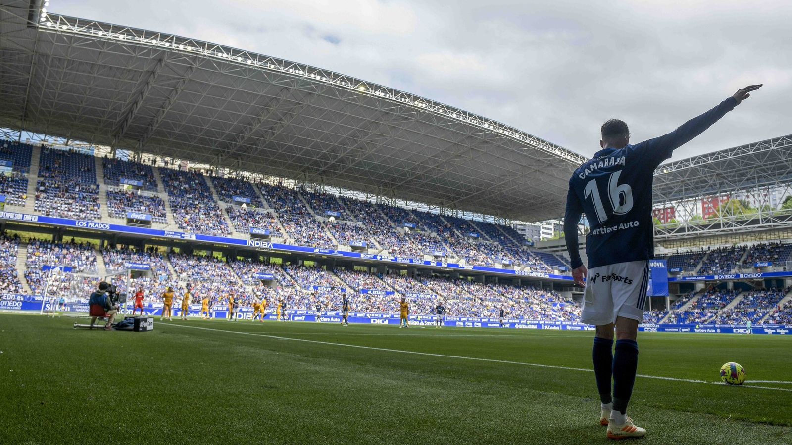 Camarasa, durant un partit al Carlos Tartiere d'Oviedo