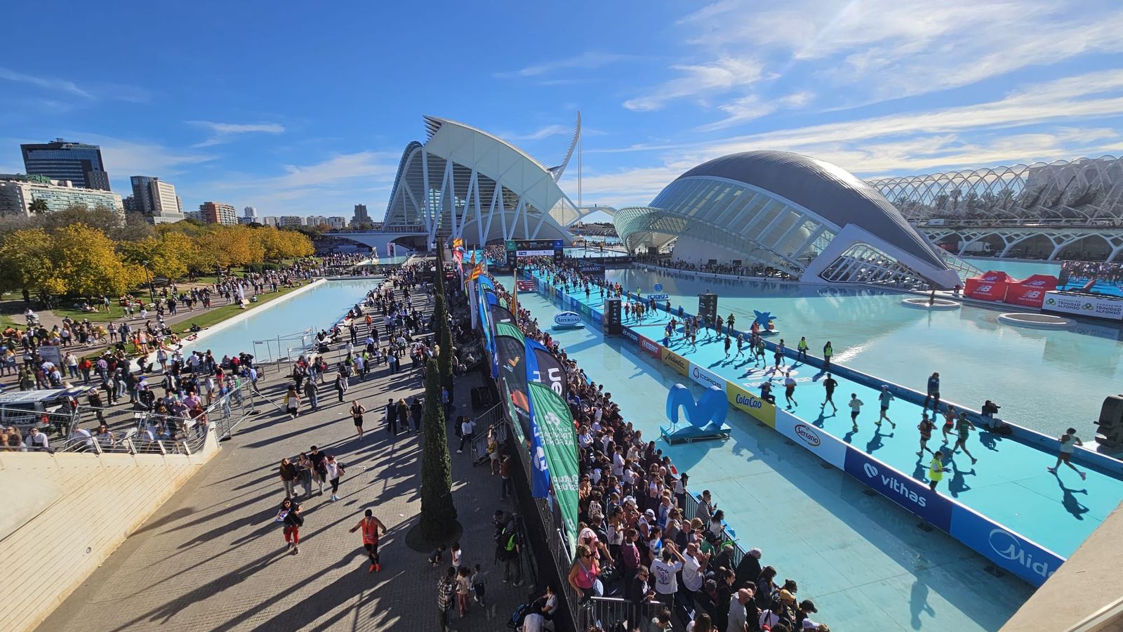 La Ciutat de Les Arts i les Ciències s'ha convertit este diumenge en la meta de la 45a edició de la Marató de València
