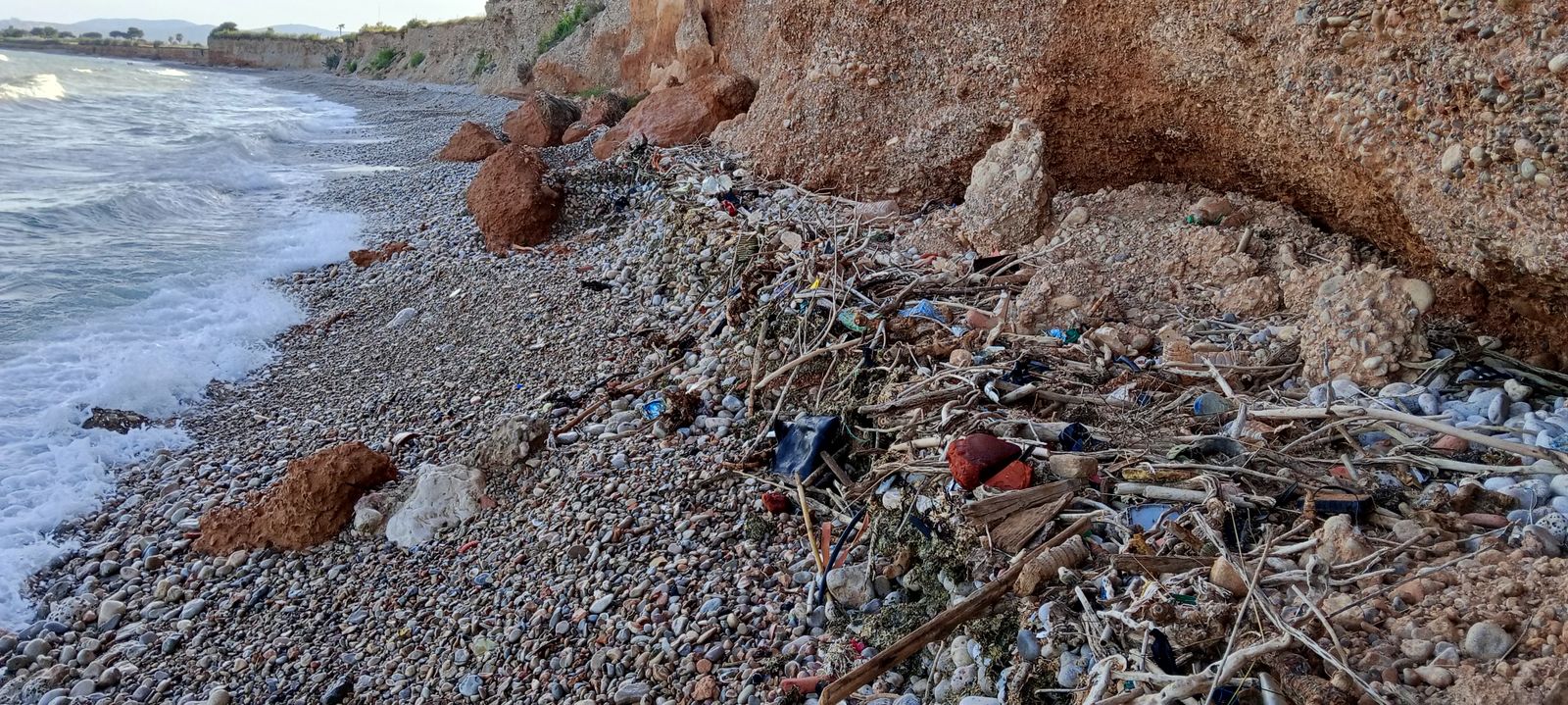 Residus de tota mena en la platja del Surrac de Benicarló