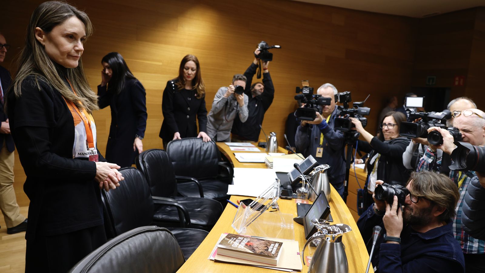 La presidenta de l’Associació de Víctimes Mortals de la DANA 29-O, Rosa Álvarez, a la seua arribada a la comissió d’investigació de la dana, a les Corts, el 24 de febrer del 2026.