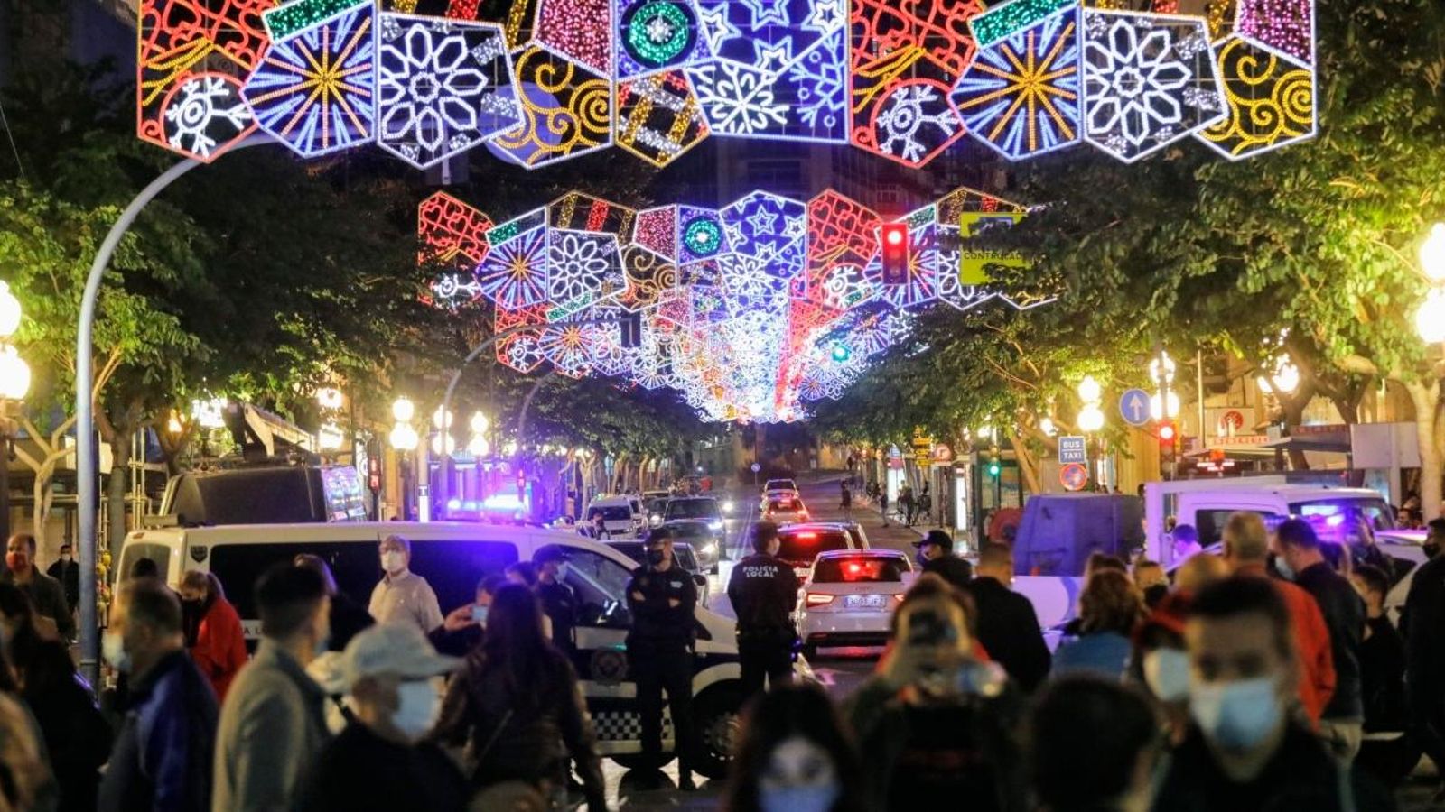 Un carrer d'Alacant, amb desenes de vianants, en una imatge d'arxiu