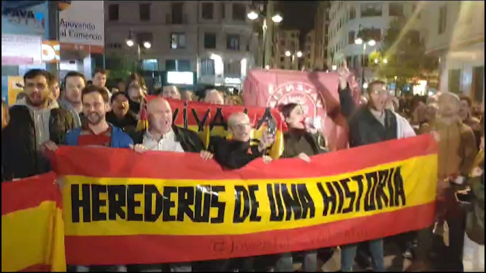 Centenars de persones concentrades davant de la seu del PSPV a València