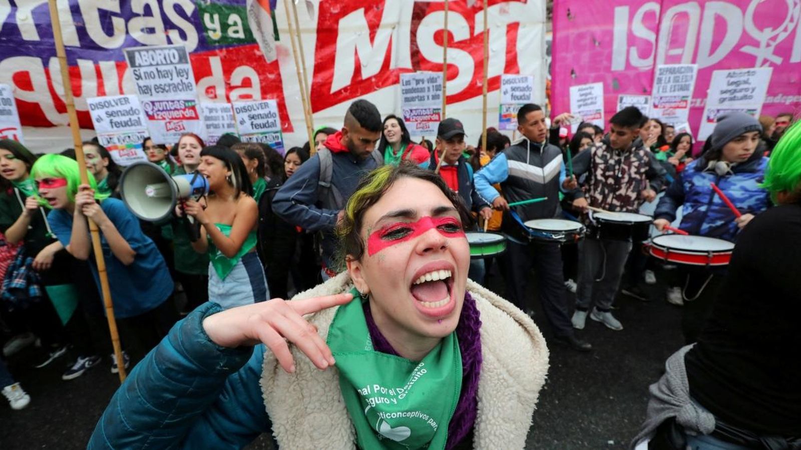 Activistes a favor de la legalització de l'avortament es concentren a les portes del Senat