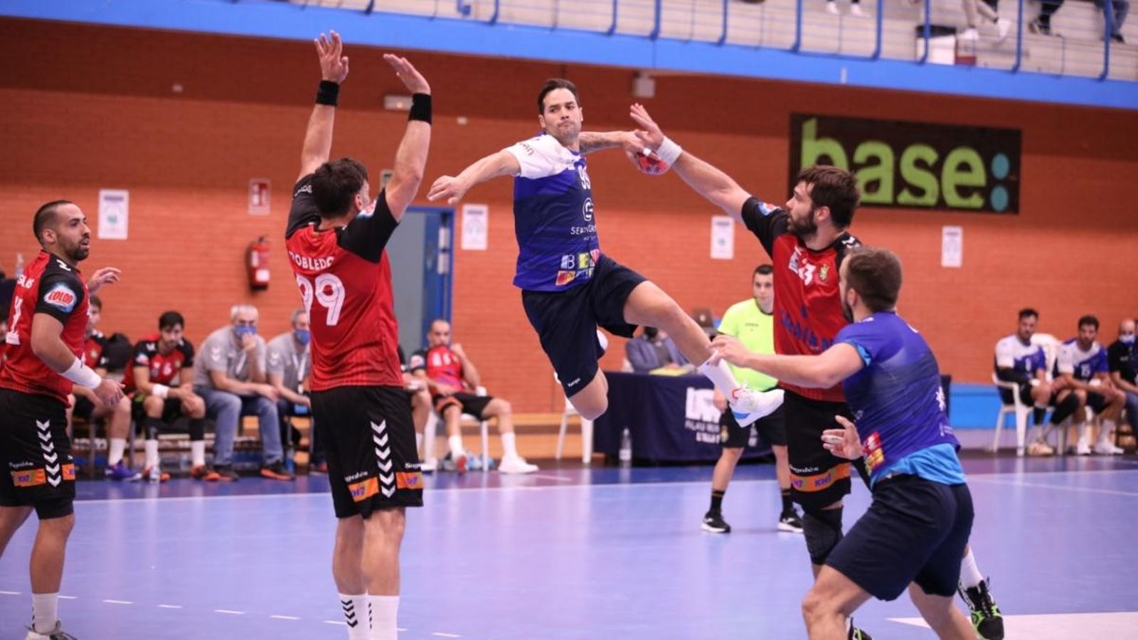 El Benidorm torna a perdre per un gol, 32 a 33