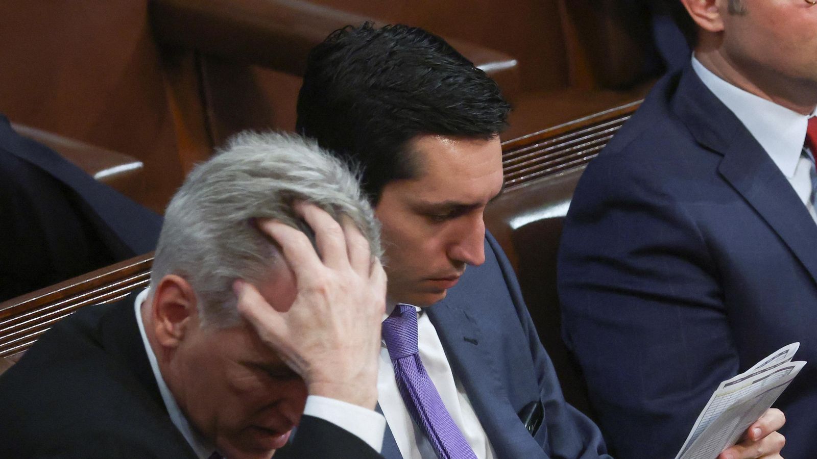 El candidat republicà a presidir  la Cambra de Representant, Kevin McCarthy, es posa les mans al cap després del fracàs de la quarta votació
