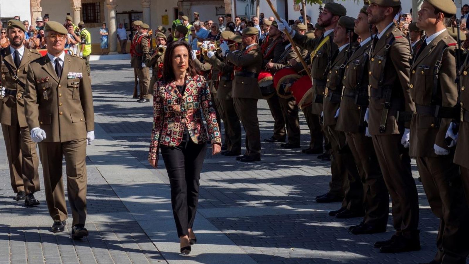 La ministra de Defensa, Margarita Robles, passa revista a les tropes a Uclés (Conca)