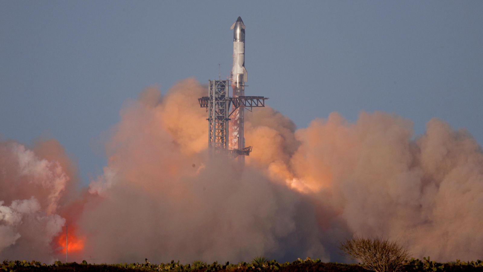 Huité llançament de la nau espacial Starship de SpaceX a bord del seu coet Super Heavy en la plataforma de Boca Chica, Texas, els EUA, el 6 de març
