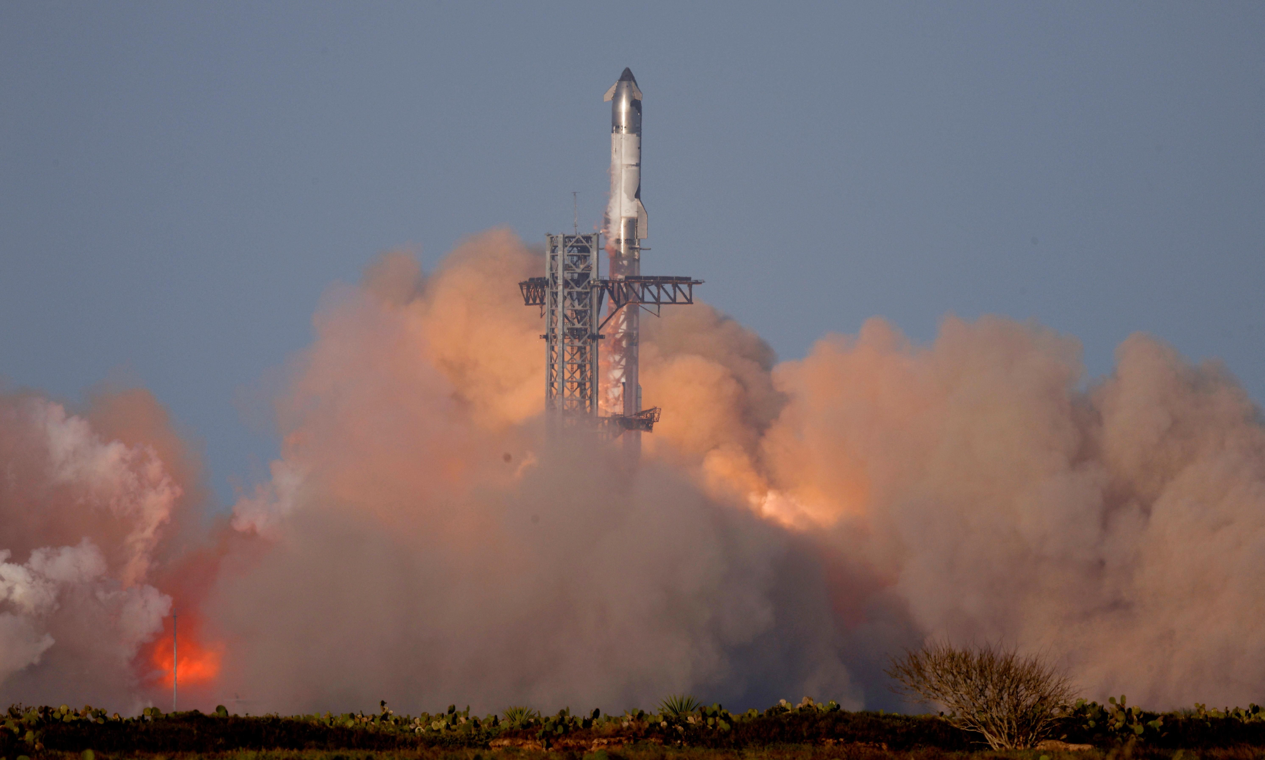 Huité llançament de la nau espacial Starship de SpaceX a bord del seu coet Super Heavy en la plataforma de Boca Chica, Texas, els EUA, el 6 de març