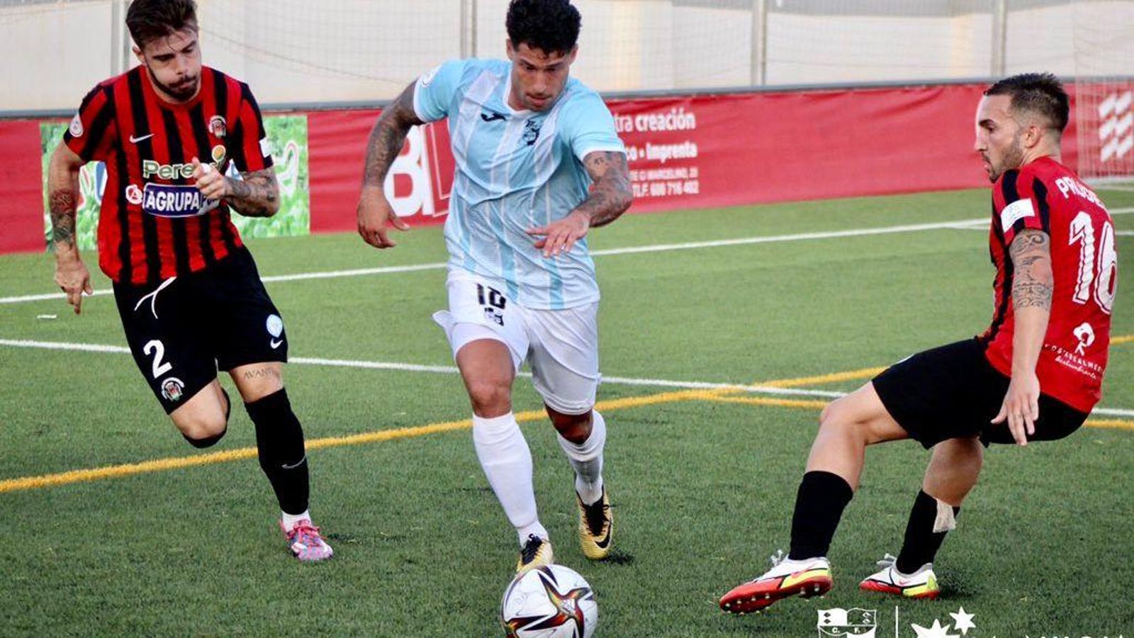Una acció del partit de La Nucia contra l'Atlético Pulpileño