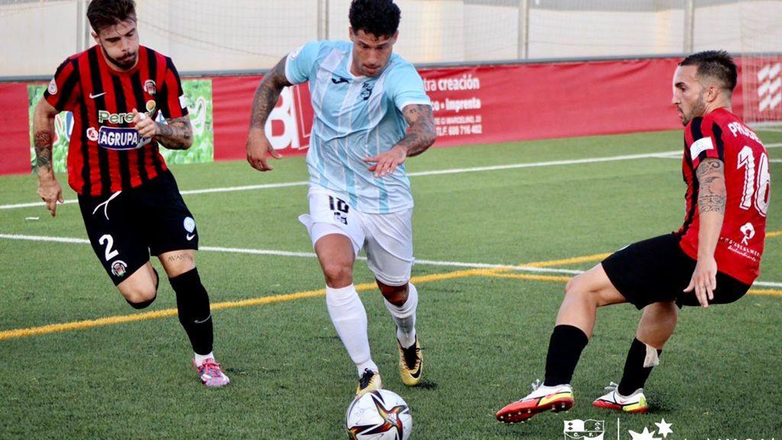 Una acció del partit de La Nucia contra l'Atlético Pulpileño