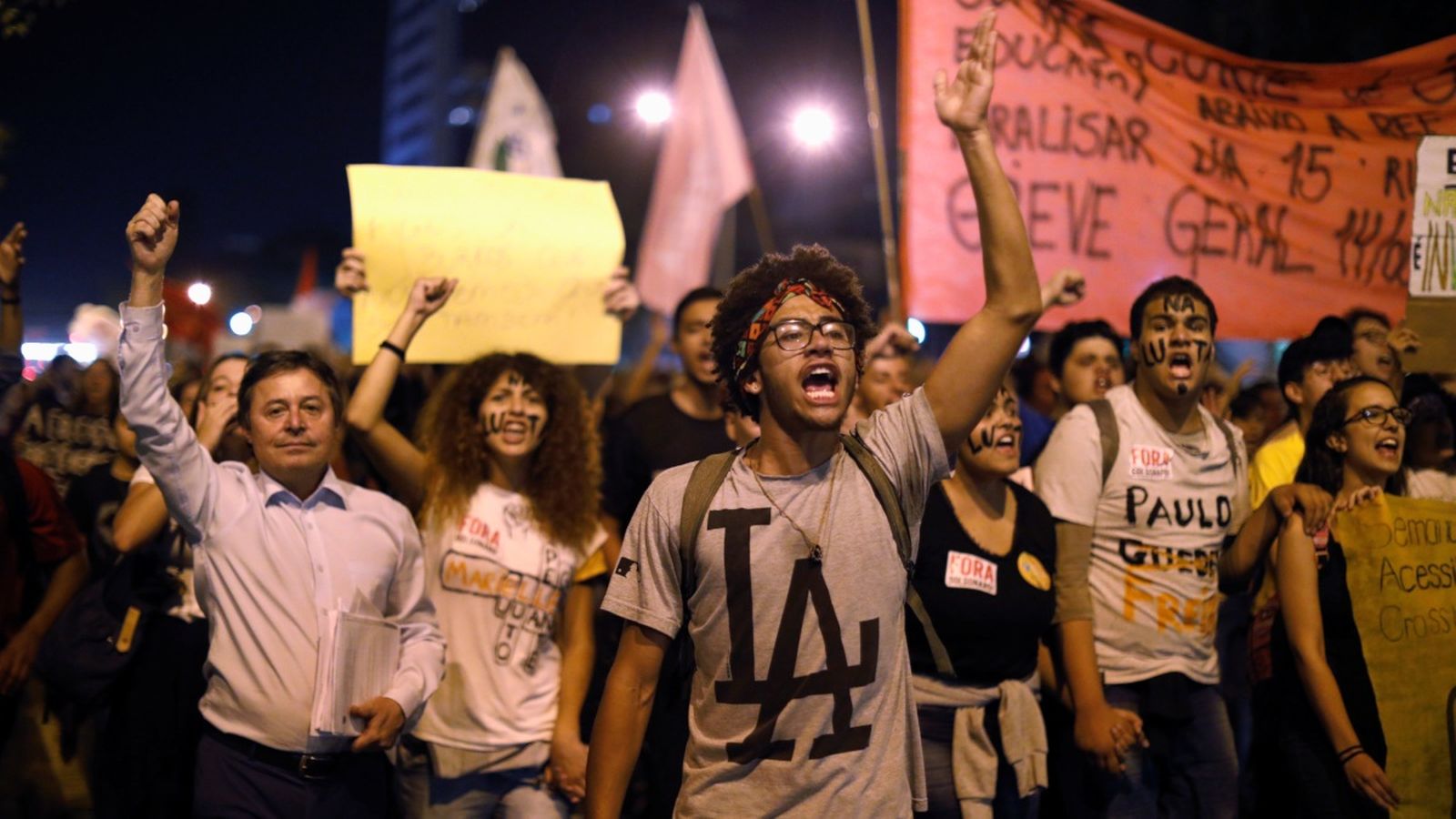 Estudiants i professorat universitari protesten contra la congelació del pressupost en l'educació superior