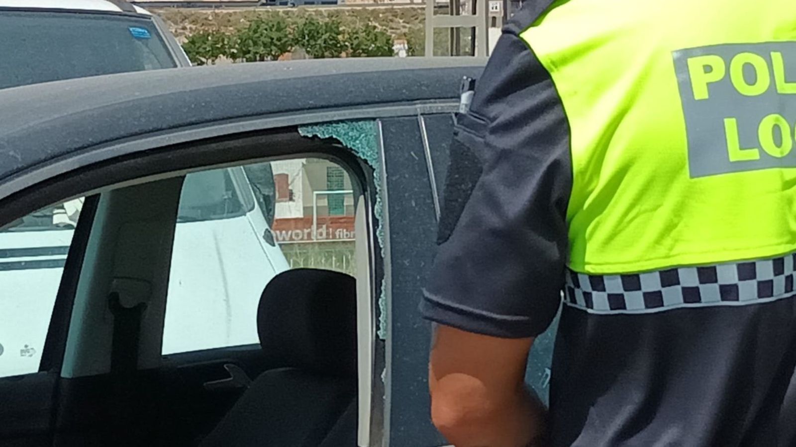 La lluna del vehicle que va trencar la policia d'Elda per a poder obrir el vehicle i traure el menut de dins