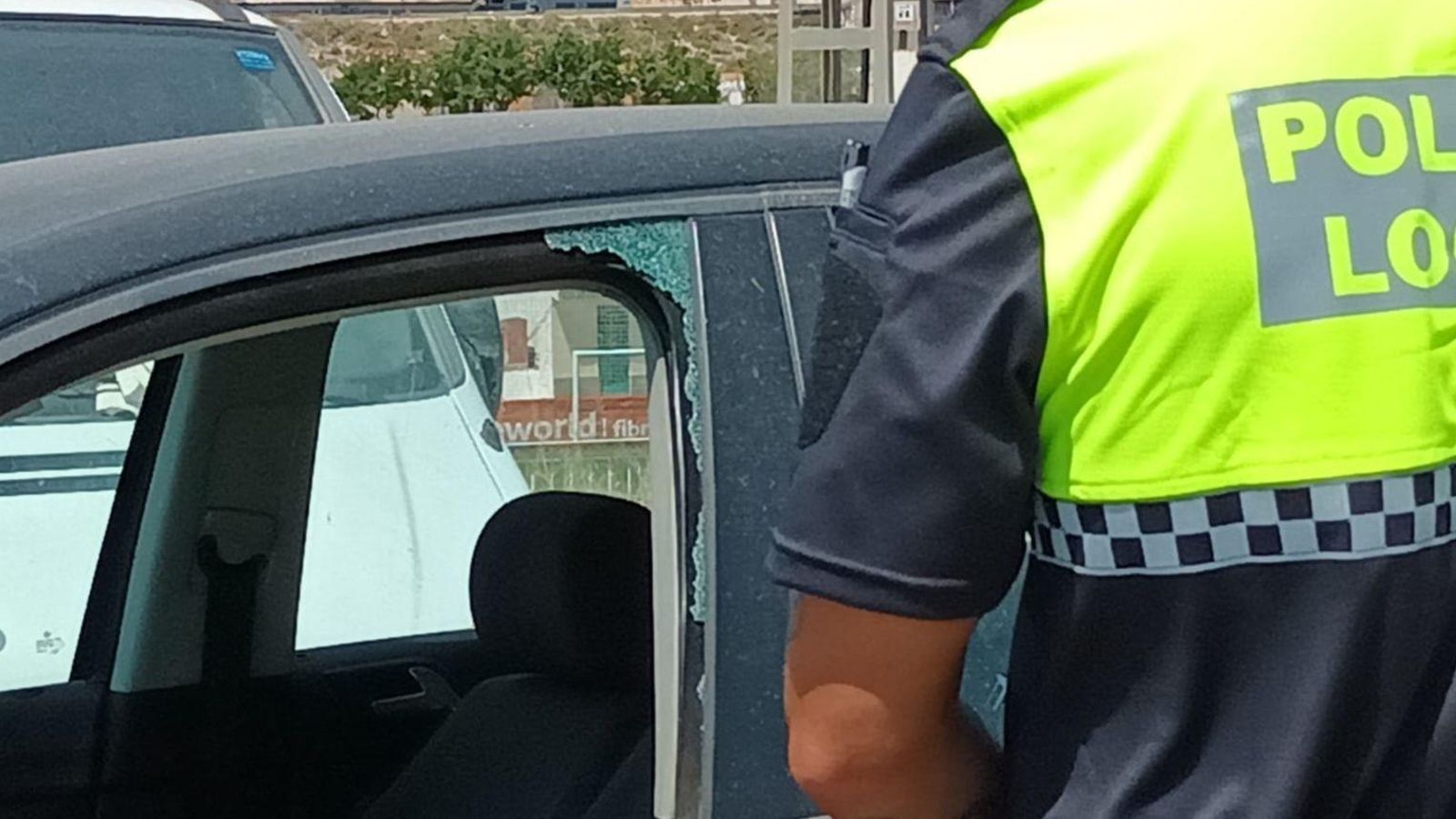 La lluna del vehicle que va trencar la policia d'Elda per a poder obrir el vehicle i traure el menut de dins