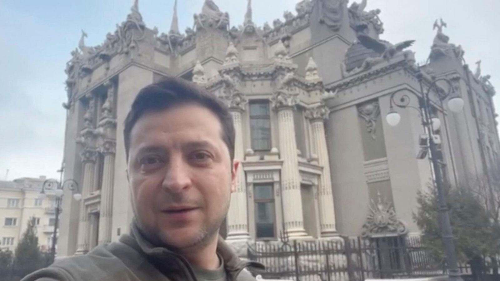 El president ucraïnés,  Volodímir Zelenski, davant l'Òpera de Kíev