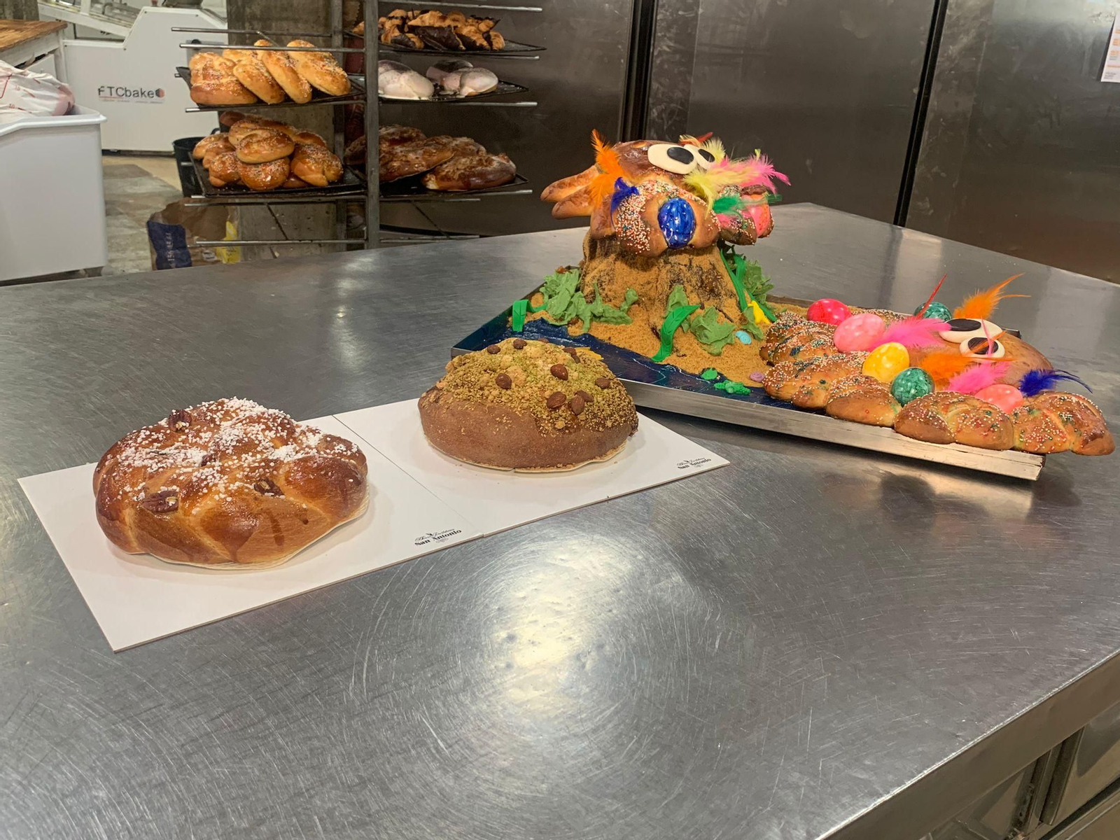 Coca de panses i anous, panou de te matxa i mandarina, i mona artística, totes de l'Horno San Antonio de Benaixeve, i les dos últimes guanyadores de les seues categories