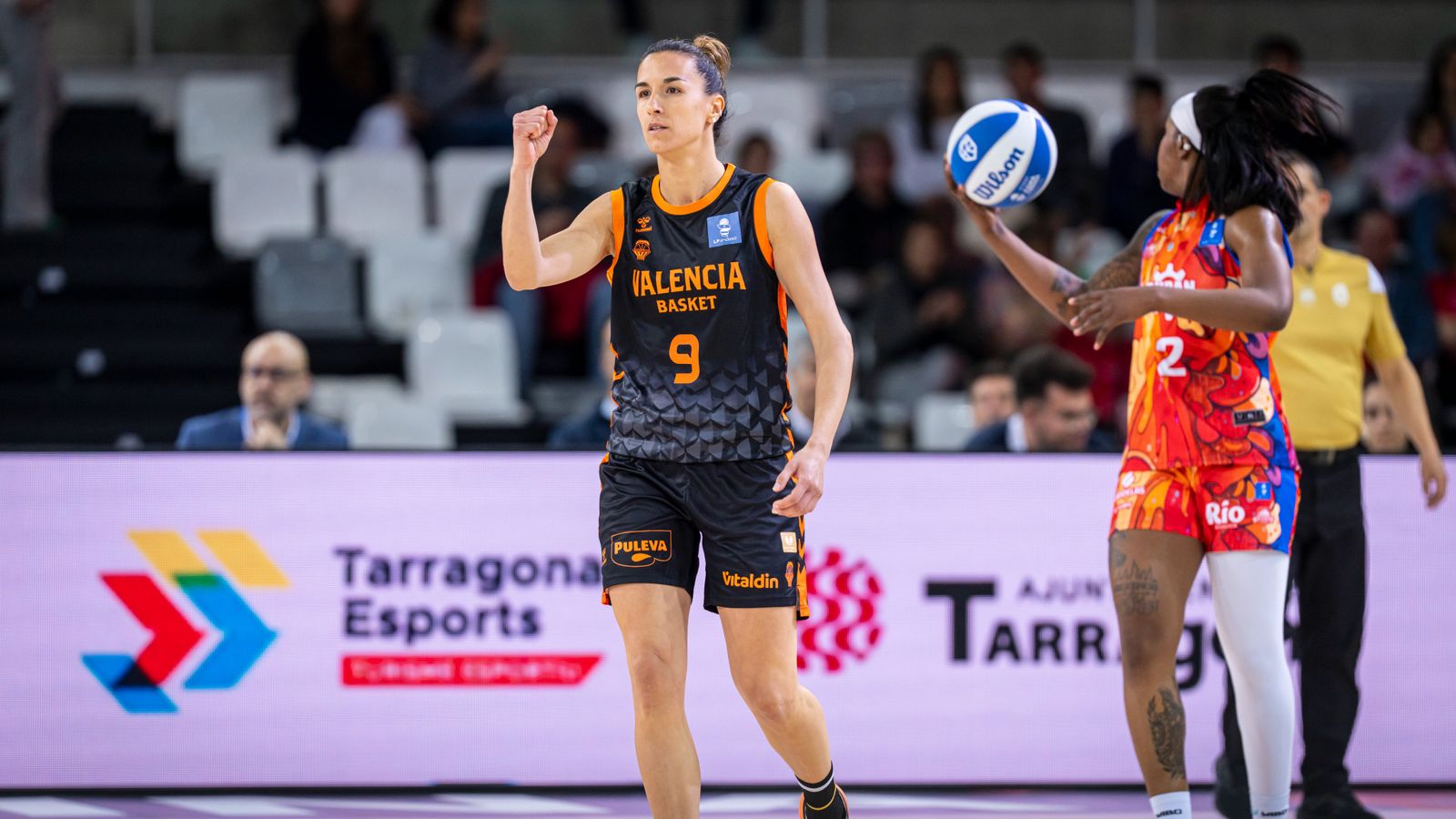 Queralt Casas celebra una cistella