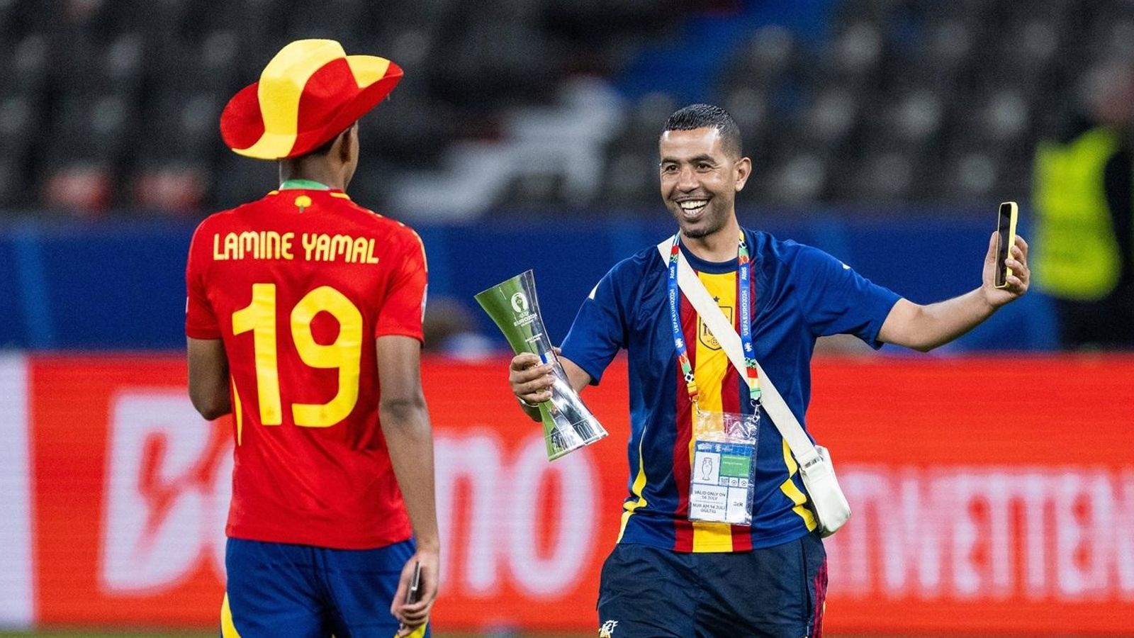 Lamine Yamal (d'esquenes) i son pare, Mounir Nasraoui