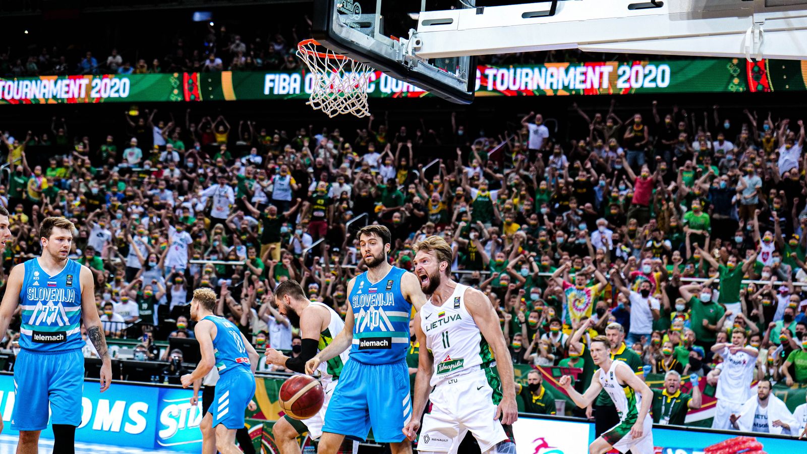 Doncic i Tobey, de blau, després d'una cistella de Lituània