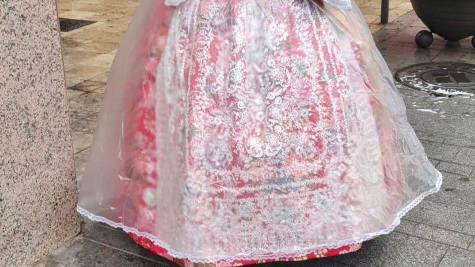 L'impermeable faller protegeix la vestimenta tradicional contra la pluja