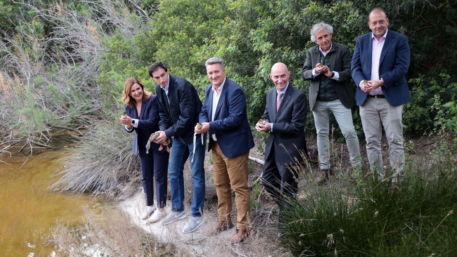 L'alcaldessa de València, María José Catalá, acompanyada del conseller de Medi Ambient i del comissari europeu pel Clima