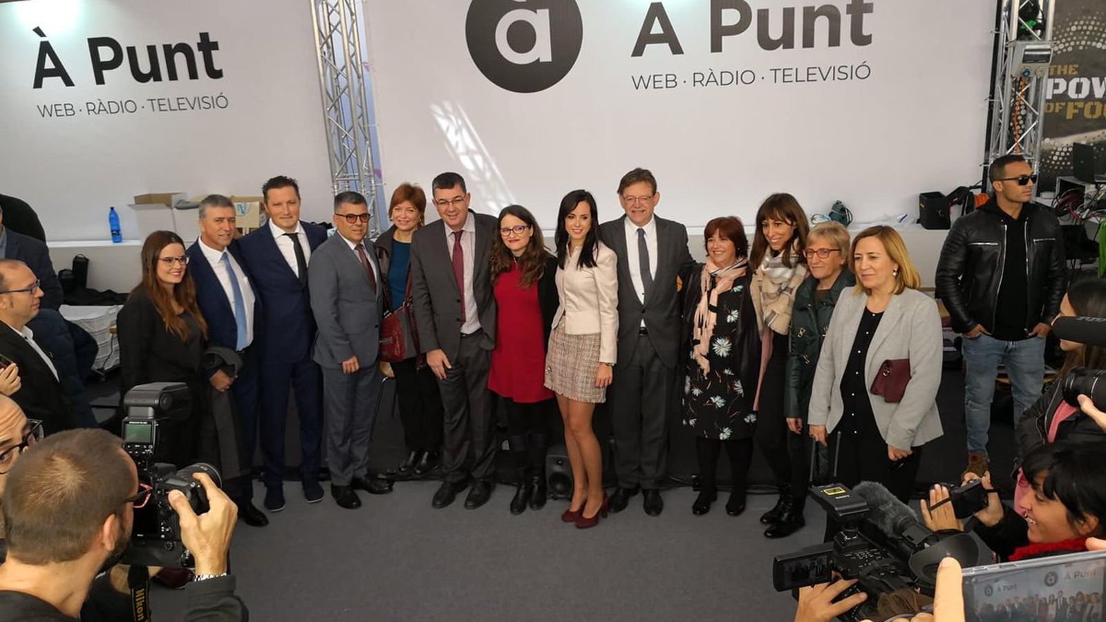 El president de la Generalitat, Ximo Puig; la vicepresidenta, Mónica Oltra; el president de les Corts, Enric Morera i l'alcaldessa de Cocentaina, Mireia Estepa, han visitat la retransmissió d''Al ras'. Els ha rebut la directora general d'À Punt Mèdia, Empar Marco