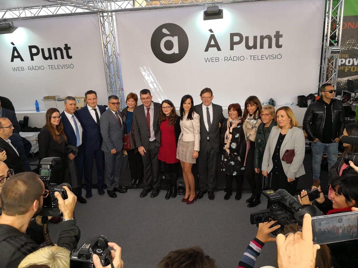 El president de la Generalitat, Ximo Puig; la vicepresidenta, Mónica Oltra; el president de les Corts, Enric Morera i l'alcaldessa de Cocentaina, Mireia Estepa, han visitat la retransmissió d''Al ras'. Els ha rebut la directora general d'À Punt Mèdia, Empar Marco El president de la Generalitat, Ximo Puig; la vicepresidenta, Mónica Oltra; el president de les Corts, Enric Morera i l'alcaldessa de Cocentaina, Mireia Estepa, han visitat la retransmissió d''Al ras'. Els ha rebut la directora general d'À Punt Mèdia, Empar Marco