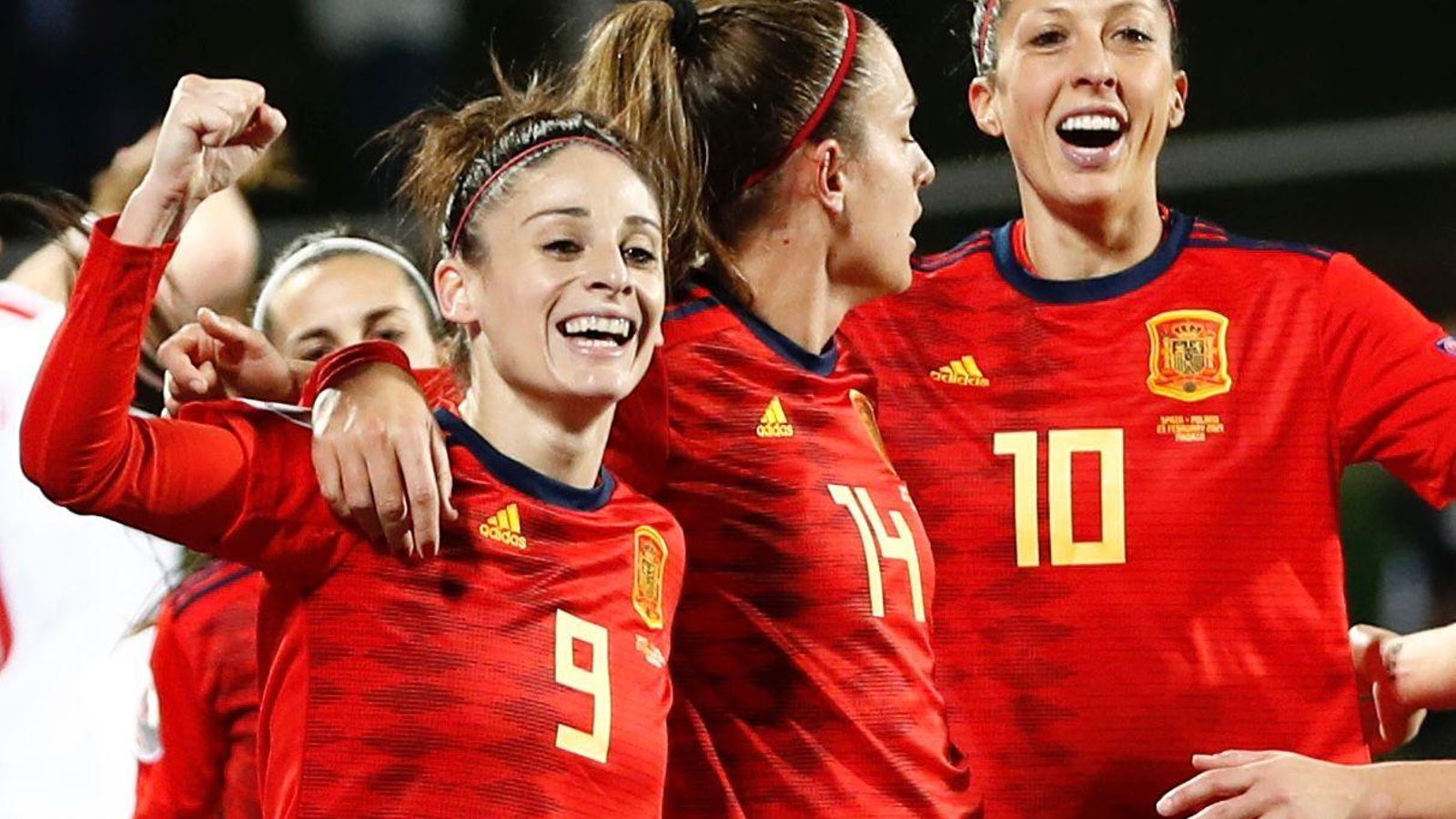 Les jugadores de la selecció de futbol celebren un gol en l'últim partit