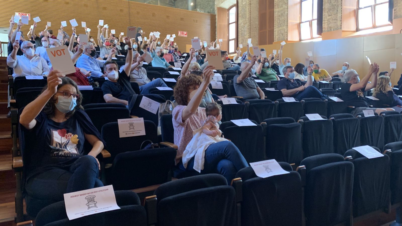 Votació durant la celebració de la Mesa Nacional d'Iniciativa del Poble Valencià-Compromís