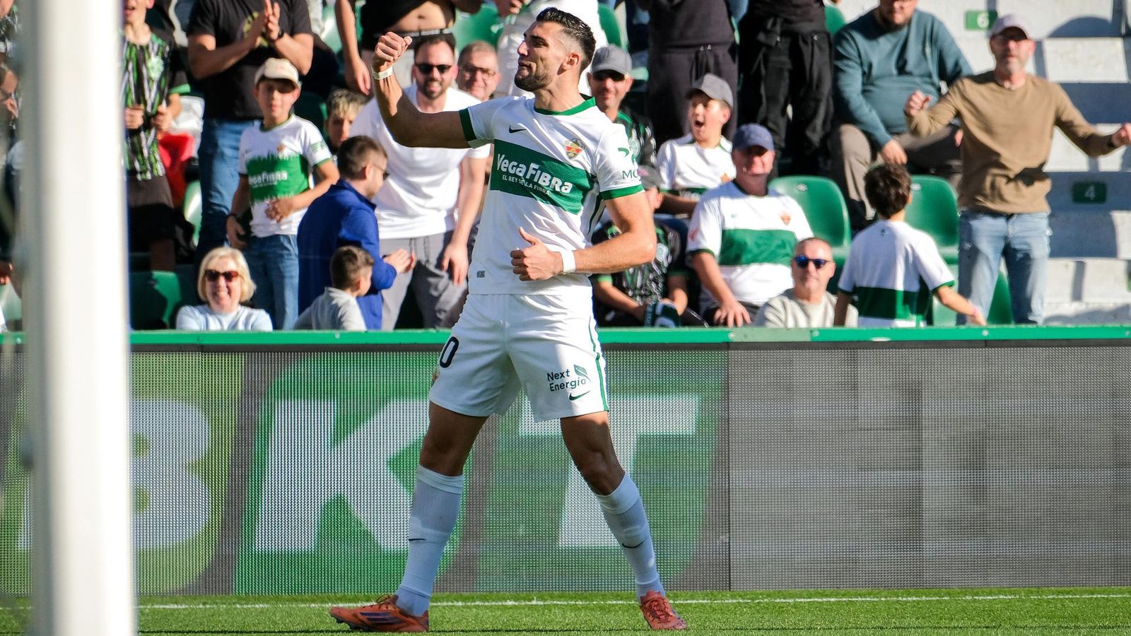 Rafa Mir celebra un gol