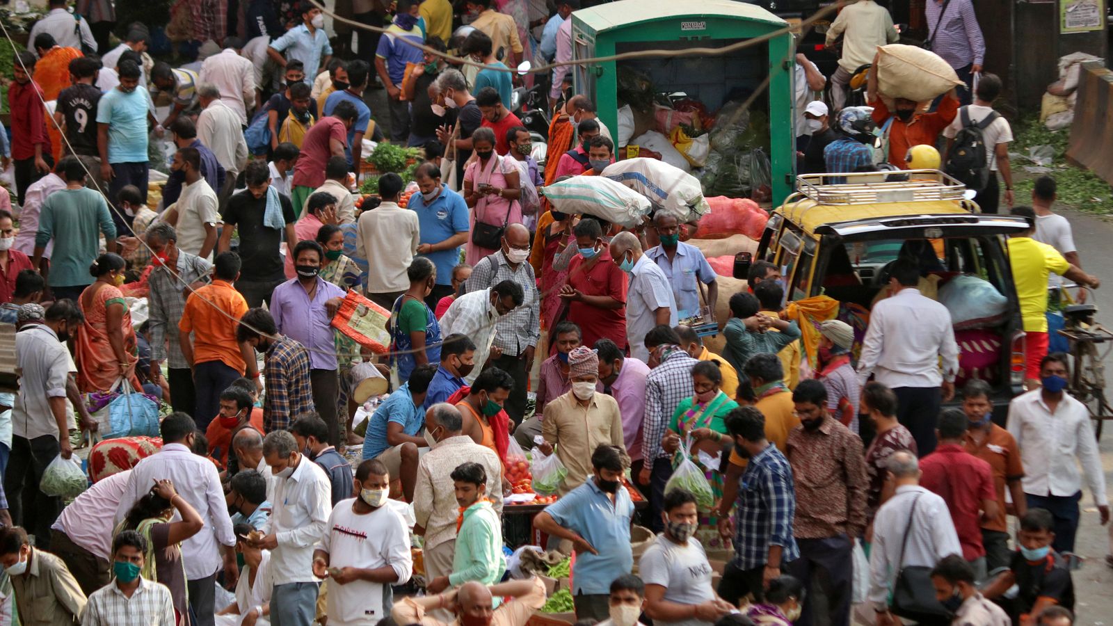 Un mercat de Bombai, a l'Índia, ple de gom a gom