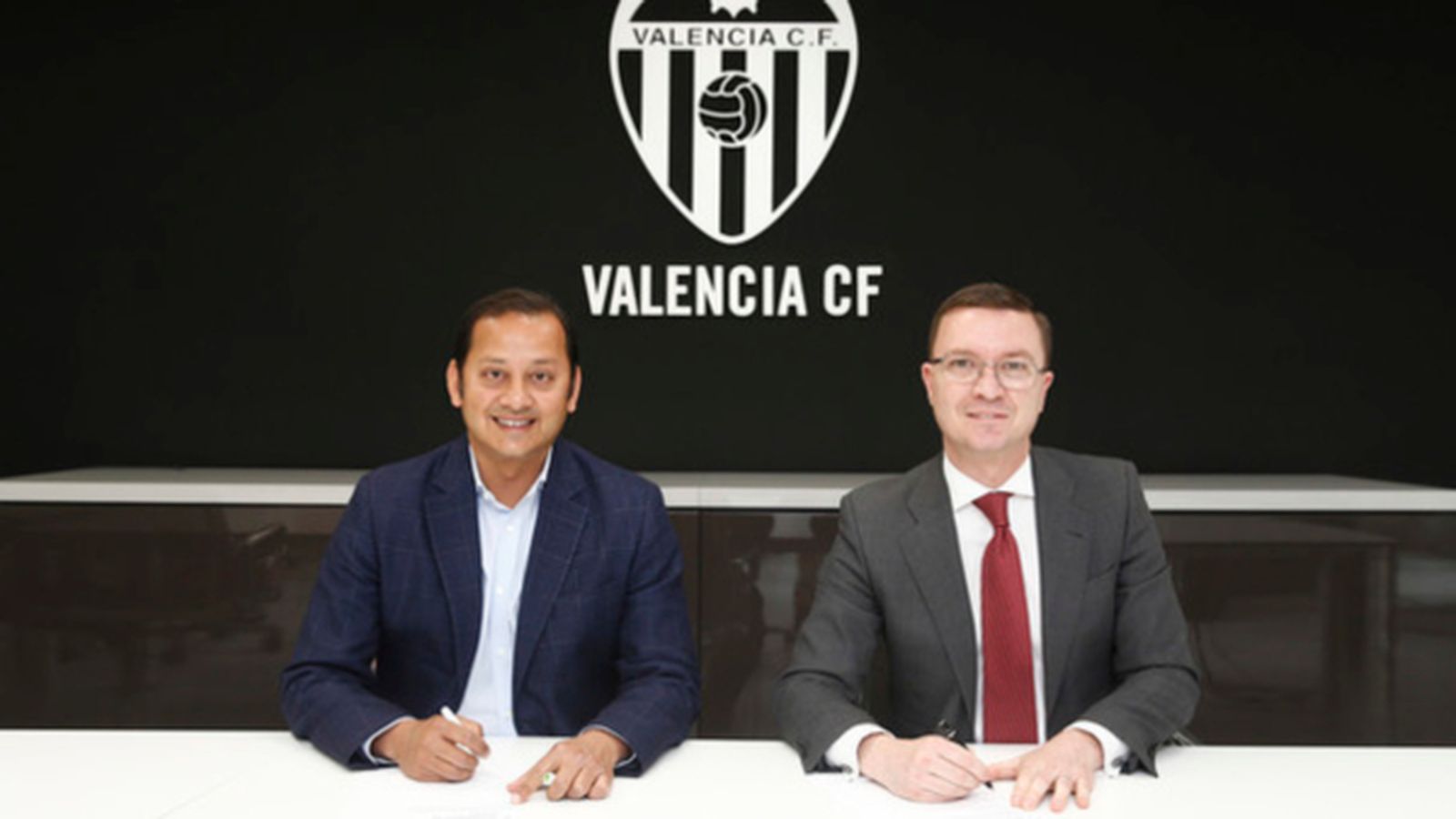 El president del València, Anil Murthy, amb el responsable de la consultoria Deloitte