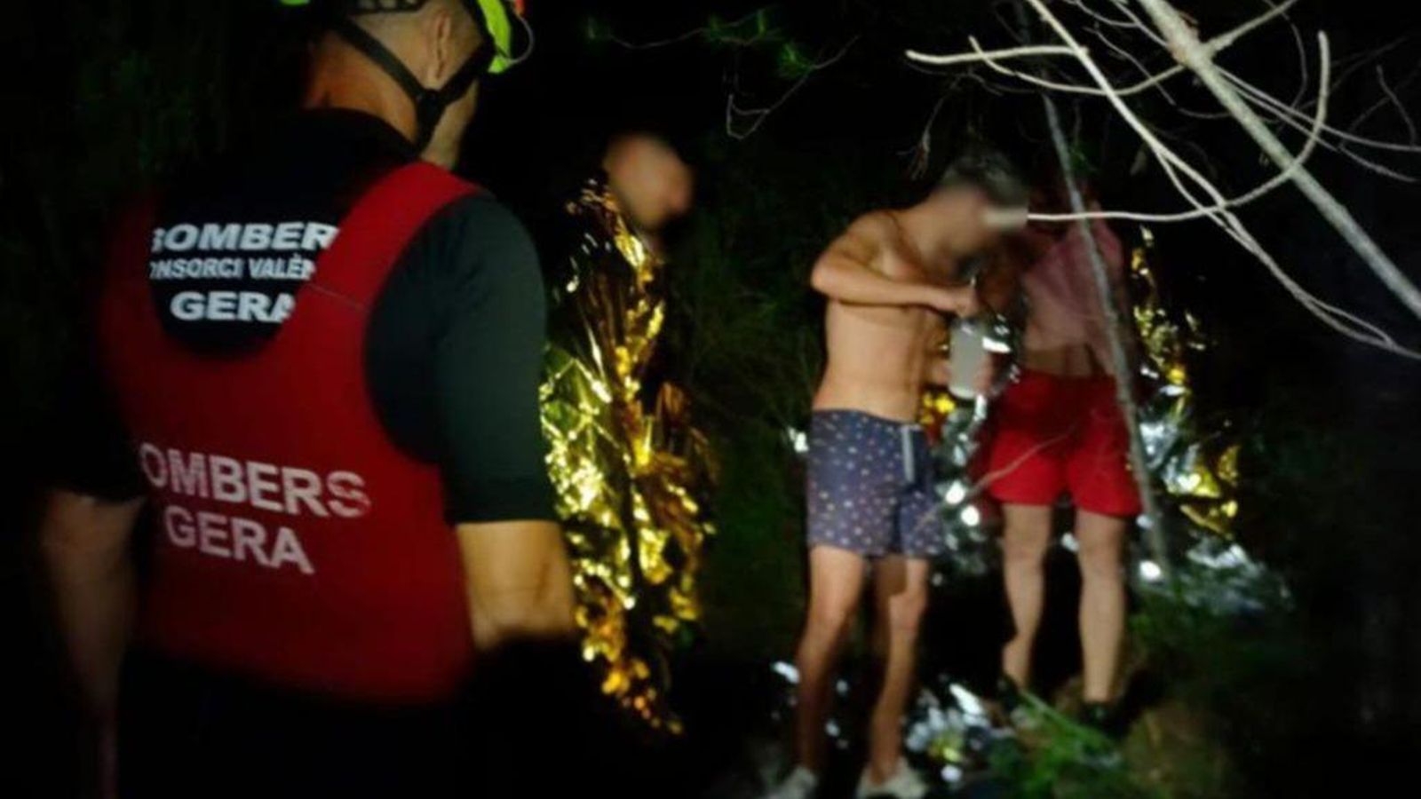 Els tres tres joves va ser localitzats en un estret on s'havien quedat perquè no podien tornar enrere, ja que hi havia una cascada Els tres tres joves va ser localitzats en un estret on s'havien quedat perquè no podien tornar enrere perquè hi havia una cascada