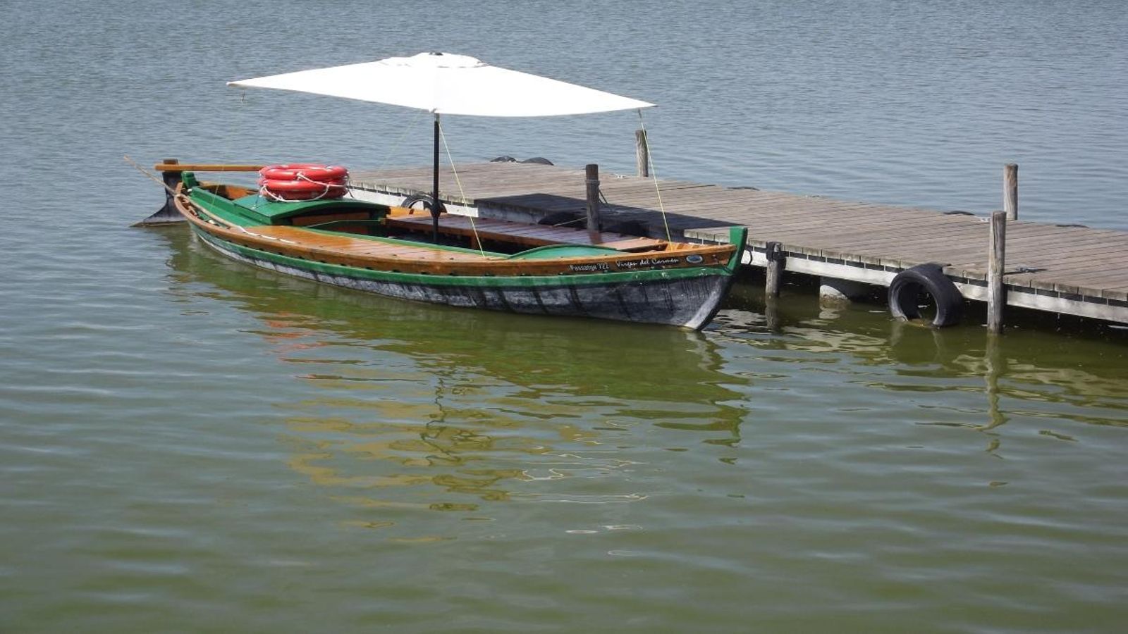 El regidor Sergi Campillo atribueix la tonalitat verda de l'aigua del llac a la contaminació