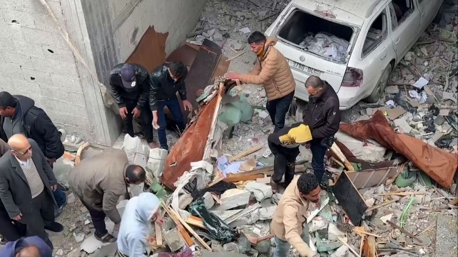 Un grup de palestins busca supervivents després d'un dels bombardejos de mantinada sobre Rafah