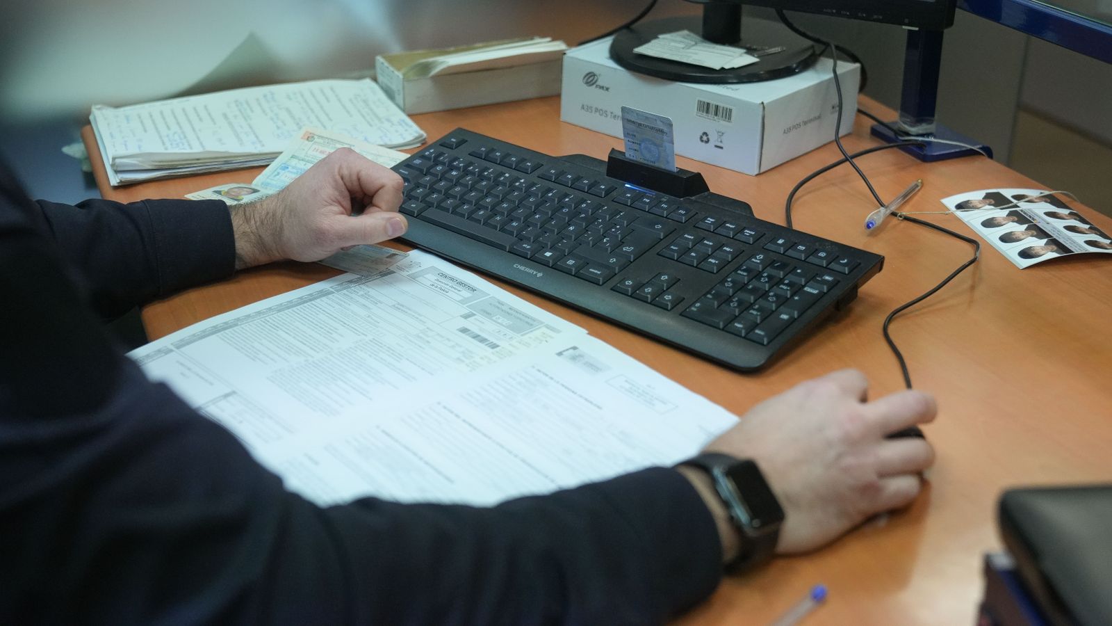 Un funcionari realitza tràmits en una oficina del ministeri, en una imatge d'arxiu