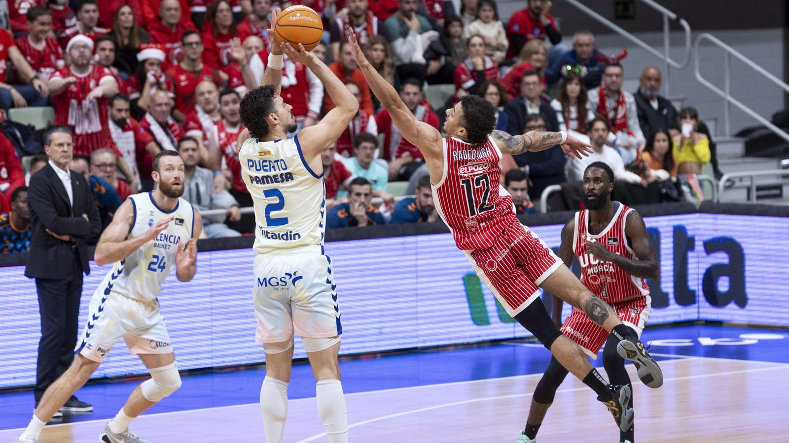 L'extaronja Jonah Radebaugh defensa un tir de Josep Puerto