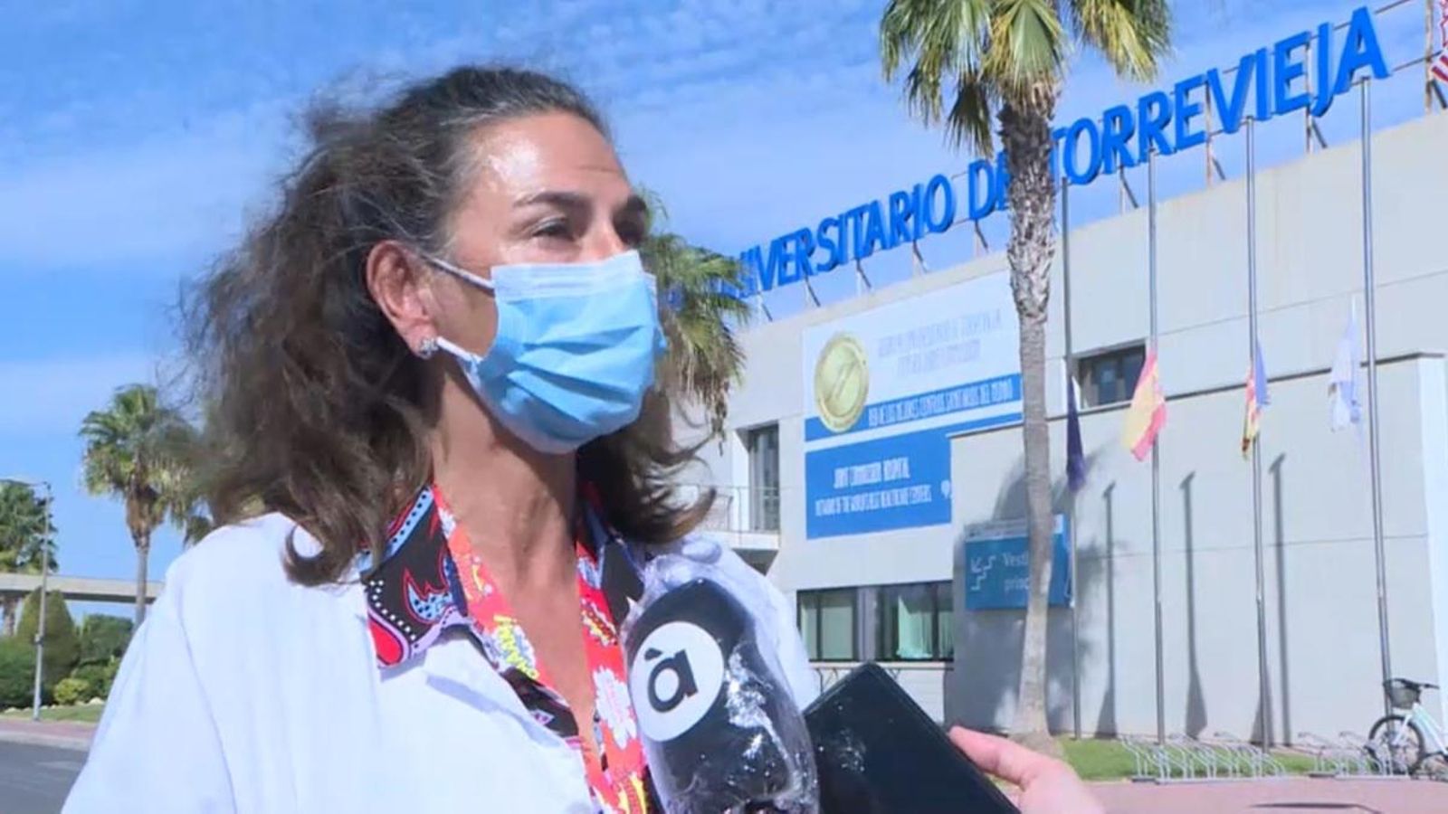 La gerent de l'Hospital de Torrevella, Eva Baró, aquest dimecres a les portes del centre hospitalari