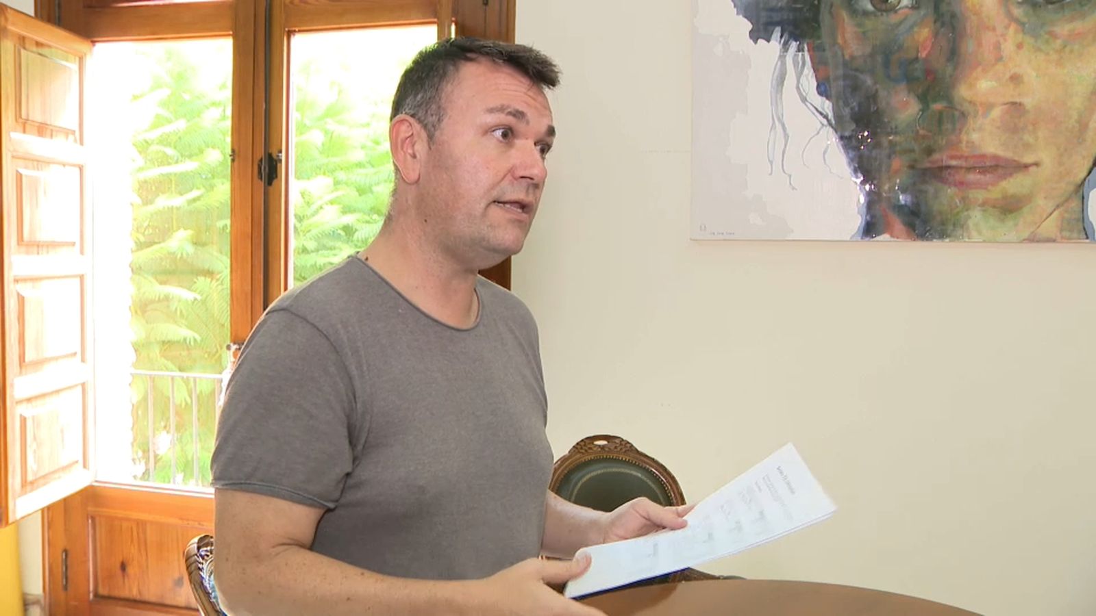 Jesús Monzó, l'alcalde de Catarroja, atén a un equip d'À Punt