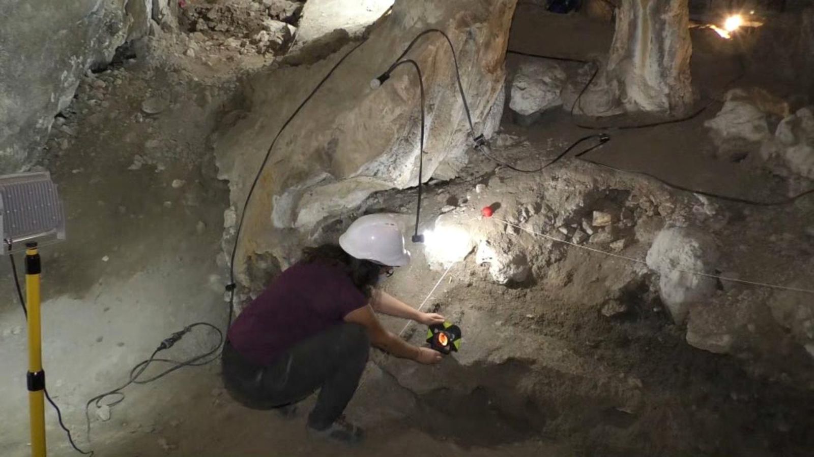 Un equip arqueològic excava a la cova de l'Or de Beniarrés