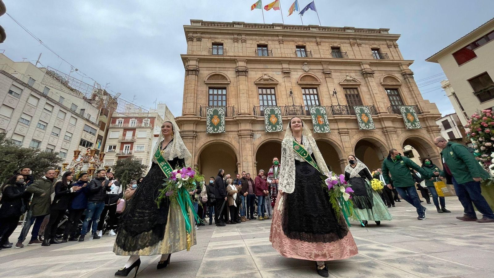 Les reines de les festes de la Magdalena porten flors a la patrona
