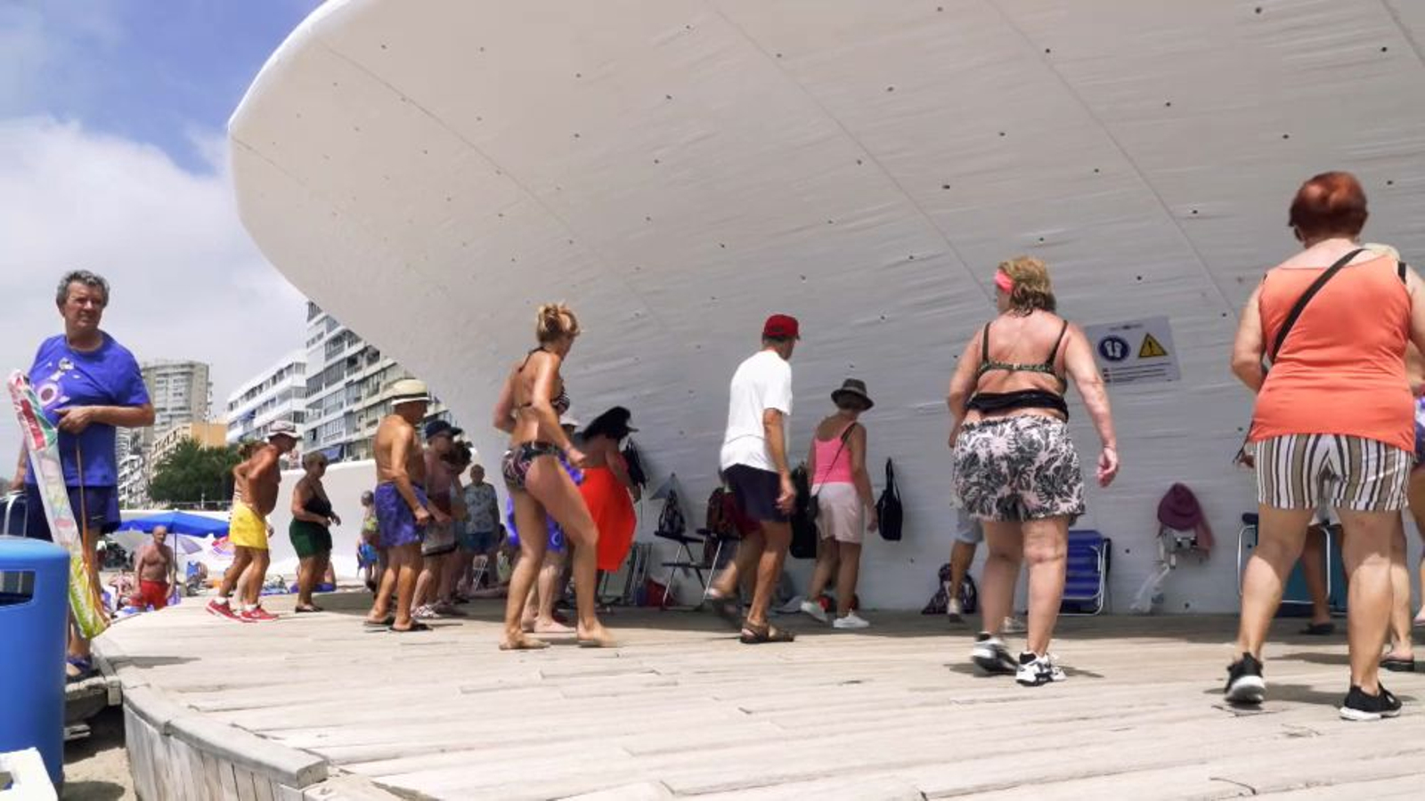 Un grup de jubilats ballen i fan esport a la platja