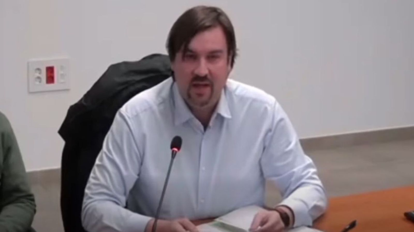 El regidor de Montserrat Carlos Martínez Salvador (Vox) denunciat per maltractaments