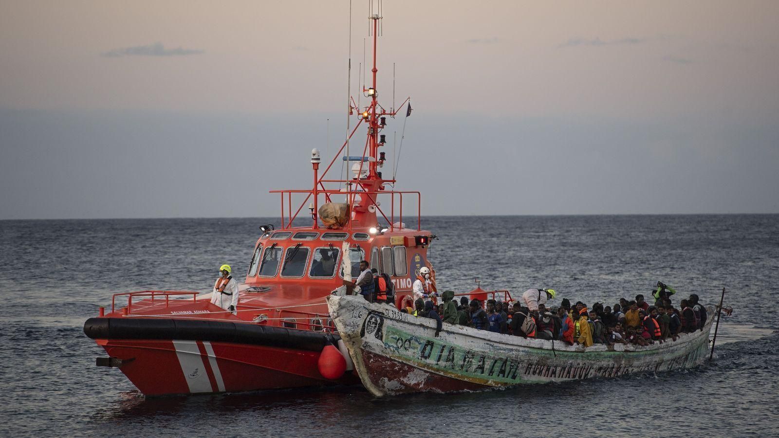 Imatge d'arxiu de Salvament Marítim mentre socorre una pastera al port de La Restinga, a El Hierro
