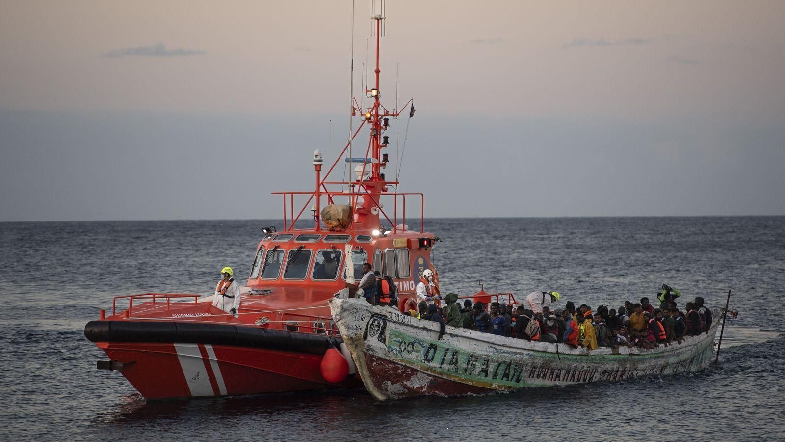 Imatge d'arxiu de Salvament Marítim mentre socorre una pastera al port de La Restinga, a El Hierro