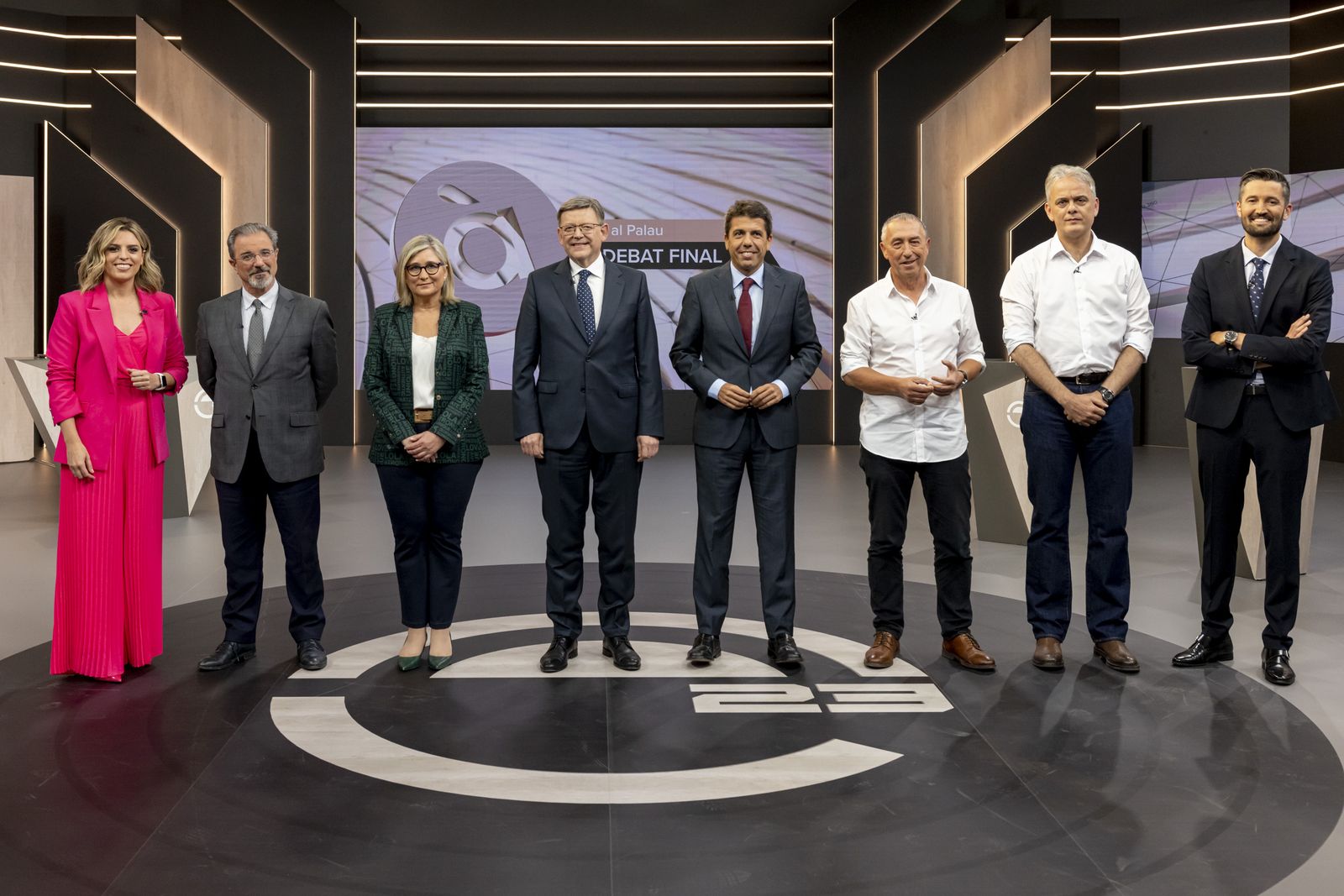 Els presentadors amb els candidats al Debat À Punt  Eleccions Autonòmiques 2023 ©Miguel Lorenzo  À Punt